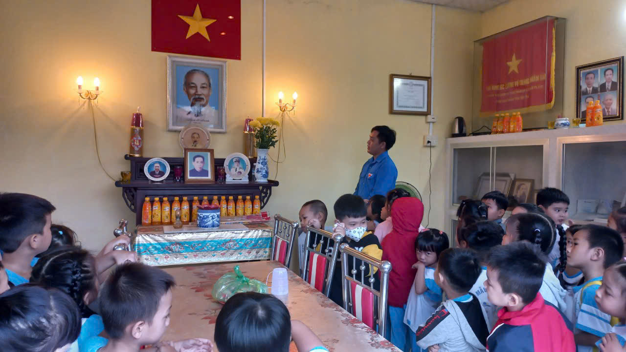 Các cháu đi thăm viếng Đền thờ Liệt sĩ nhân Kỷ niệm 50 năm Ngày Giải phóng miền Nam, thống nhất đất nước